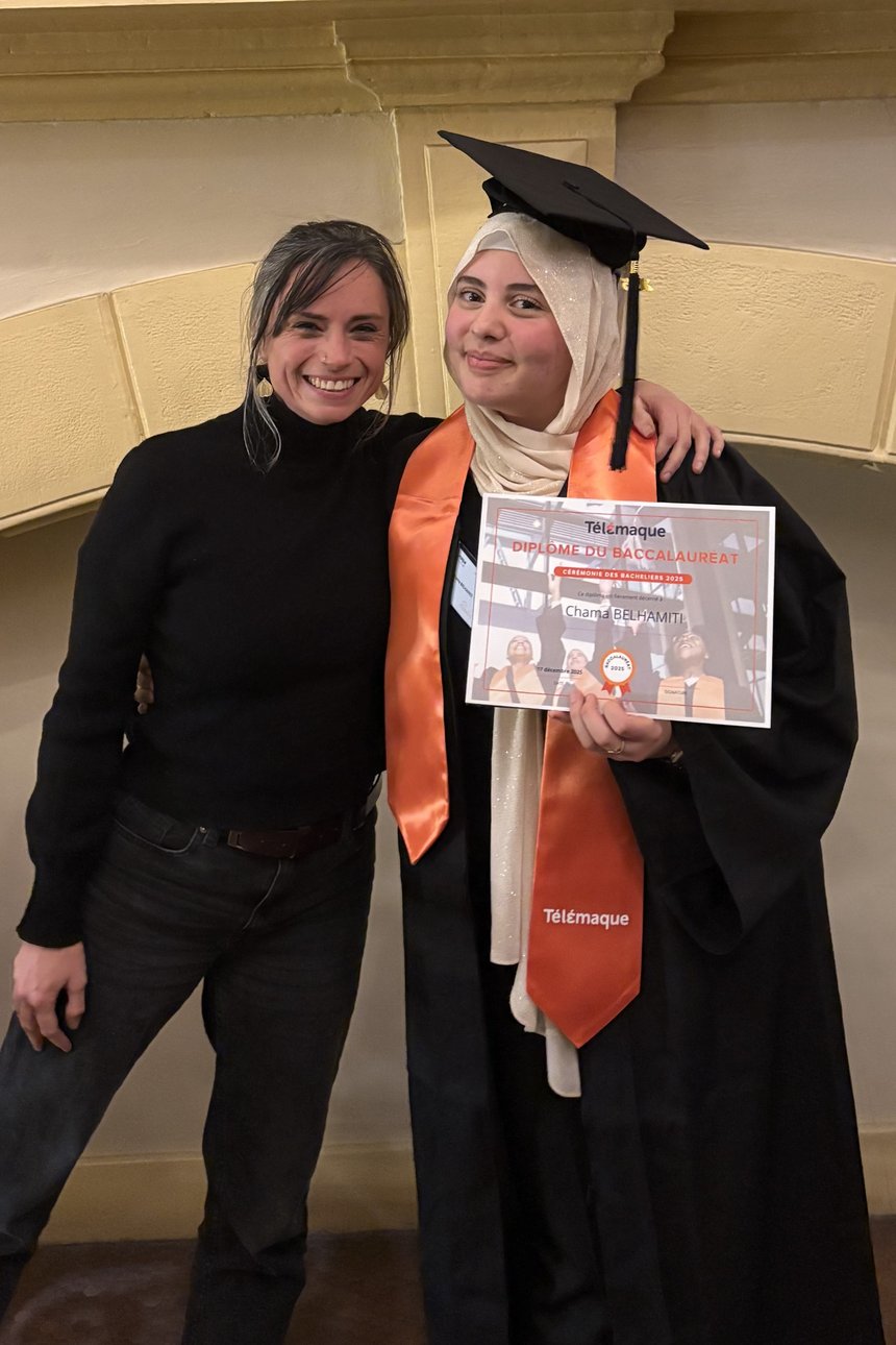 Margaux aux côtés d'une jeune diplômée lors d'une cérémonie Télémaque (égalité des chances)