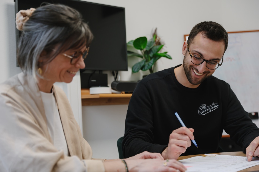 Un moment de travail complice pendant un accompagnement