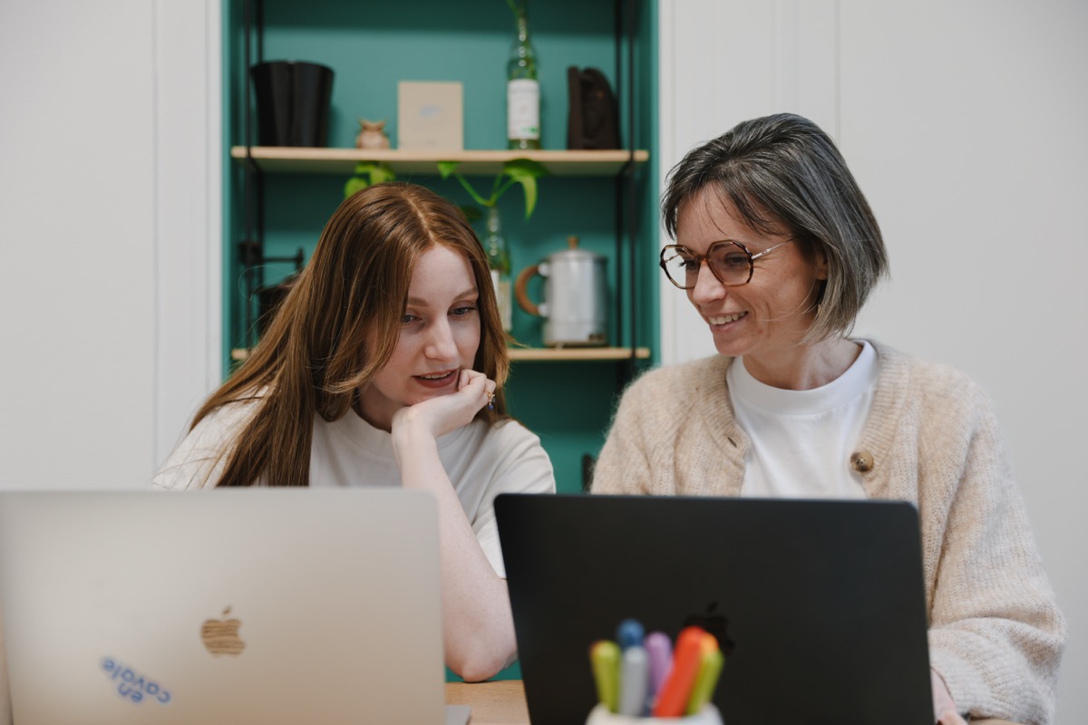Margaux en accompagnement avec une cliente, devant un ordinateur