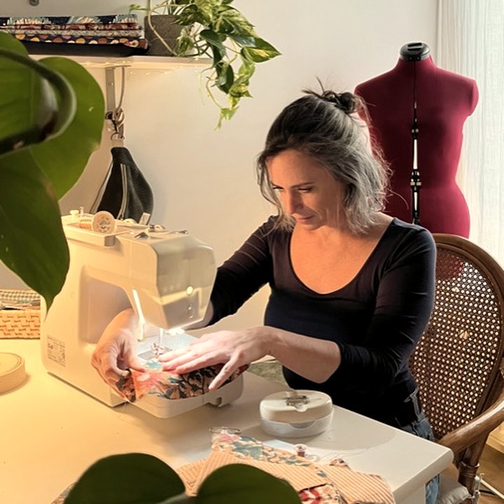 Margaux à sa machine à coudre