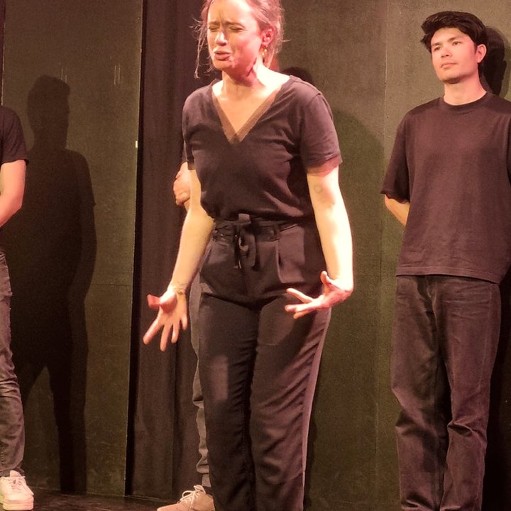 Margaux sur scène en impro théâtrale