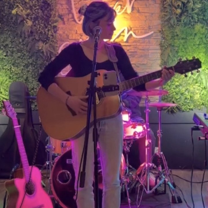 Margaux à la guitare, en concert